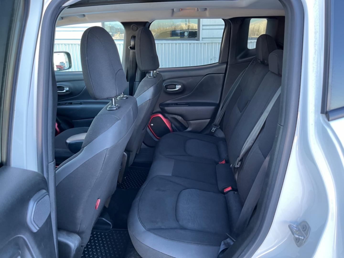 2018 White /charcoal cloth Jeep Renegade Trailhawk 4WD (ZACCJBCBXJP) with an 2.4L L4 DOHC 16V engine, 9A transmission, located at 1960 Industrial Drive, Wasilla, 99654, (907) 274-2277, 61.573475, -149.400146 - Photo#19